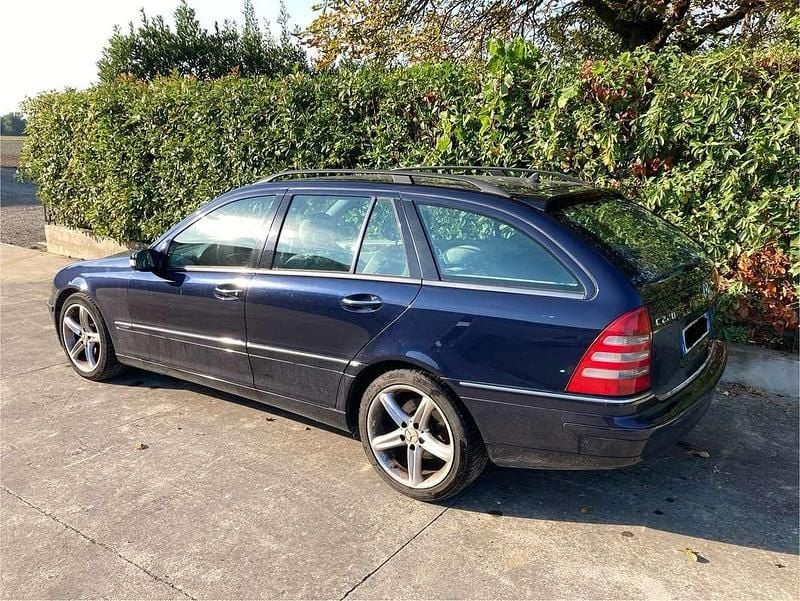 Usata Mercedes C220 Elegance 143 CV (105 kW) 2004 Blu/azzurro Station wagon