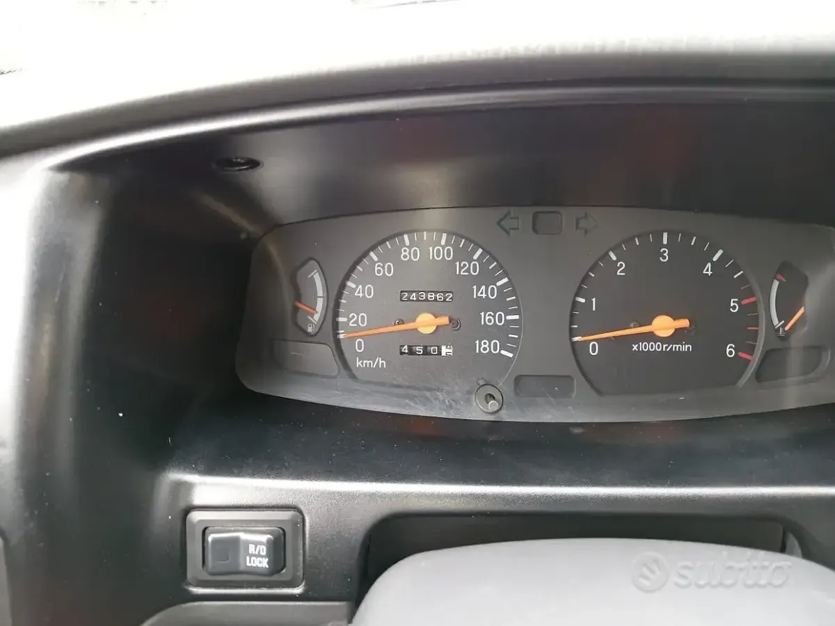 Usata Mitsubishi L 87 CV (63 kW) 2000 Verde Station wagon