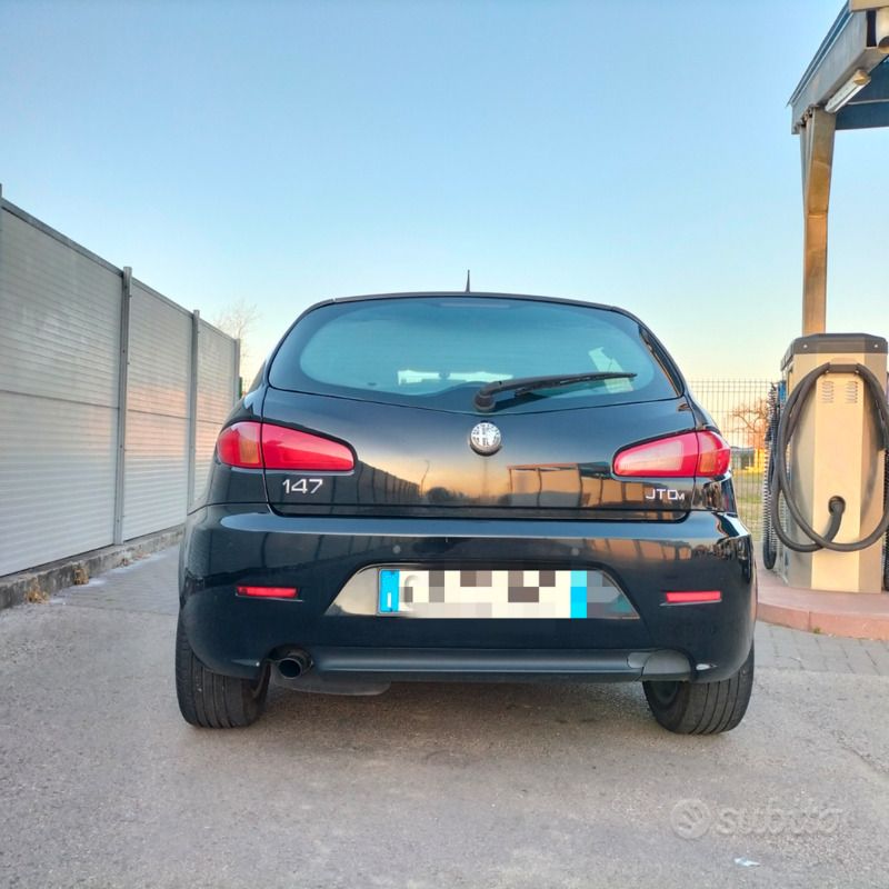 Usata Alfa Romeo 147 Distinctive 150 CV (110 kW) 2005 Nero Utilitaria