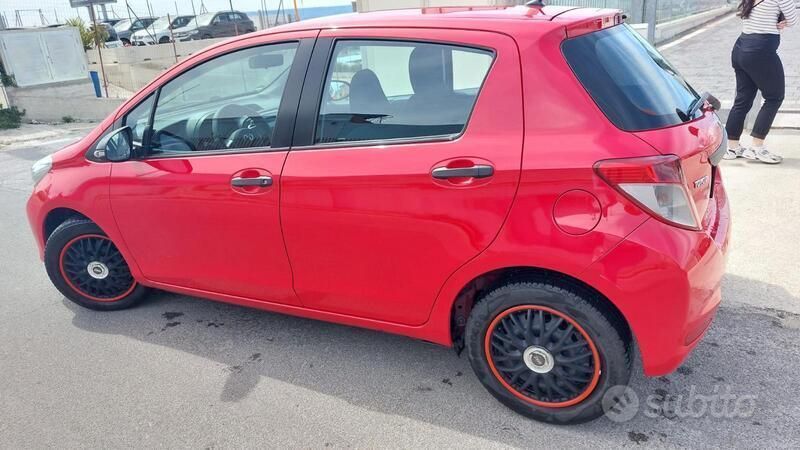 Usata Toyota Yaris 65 CV (47 kW) 2012 Rosso Utilitaria