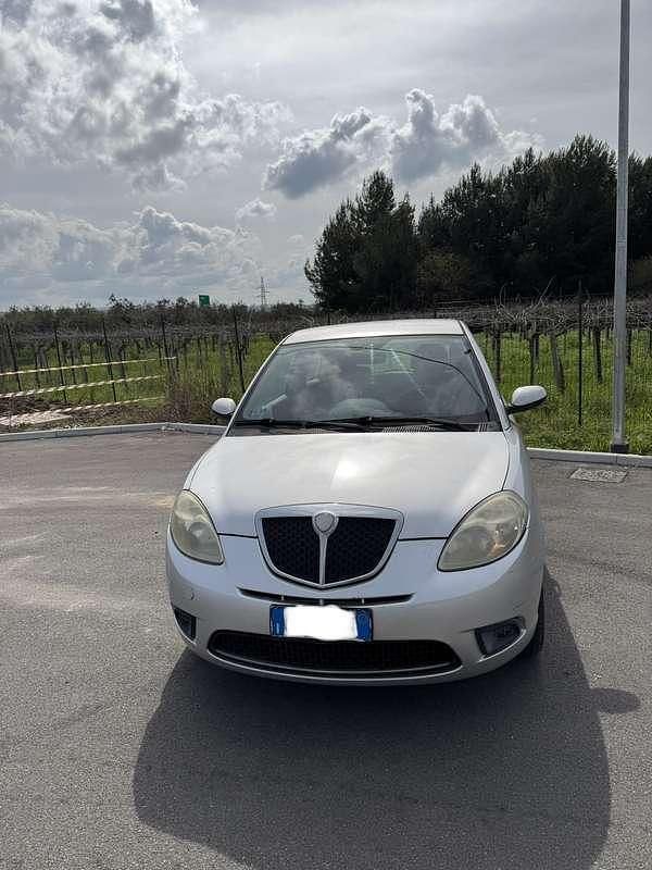 Usata Lancia Ypsilon 75 CV (55 kW) 2008 Argento Utilitaria