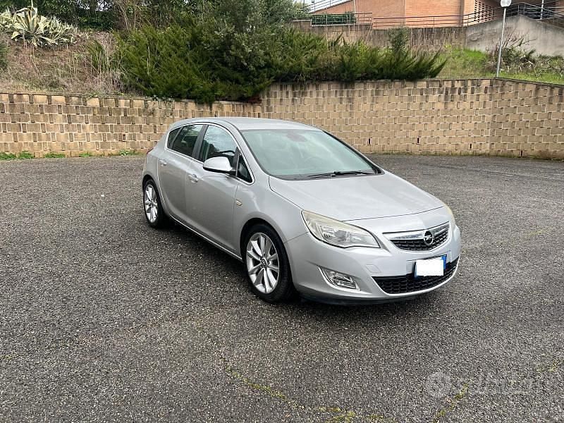 Usata Opel Astra Cosmo 125 CV (91 kW) 2012 Nero Berlina