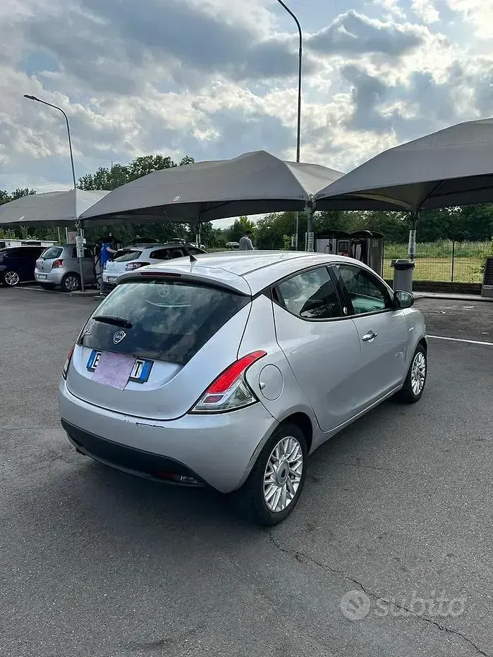 Usata Lancia Ypsilon 69 CV (50 kW) 2014 Grigio Utilitaria