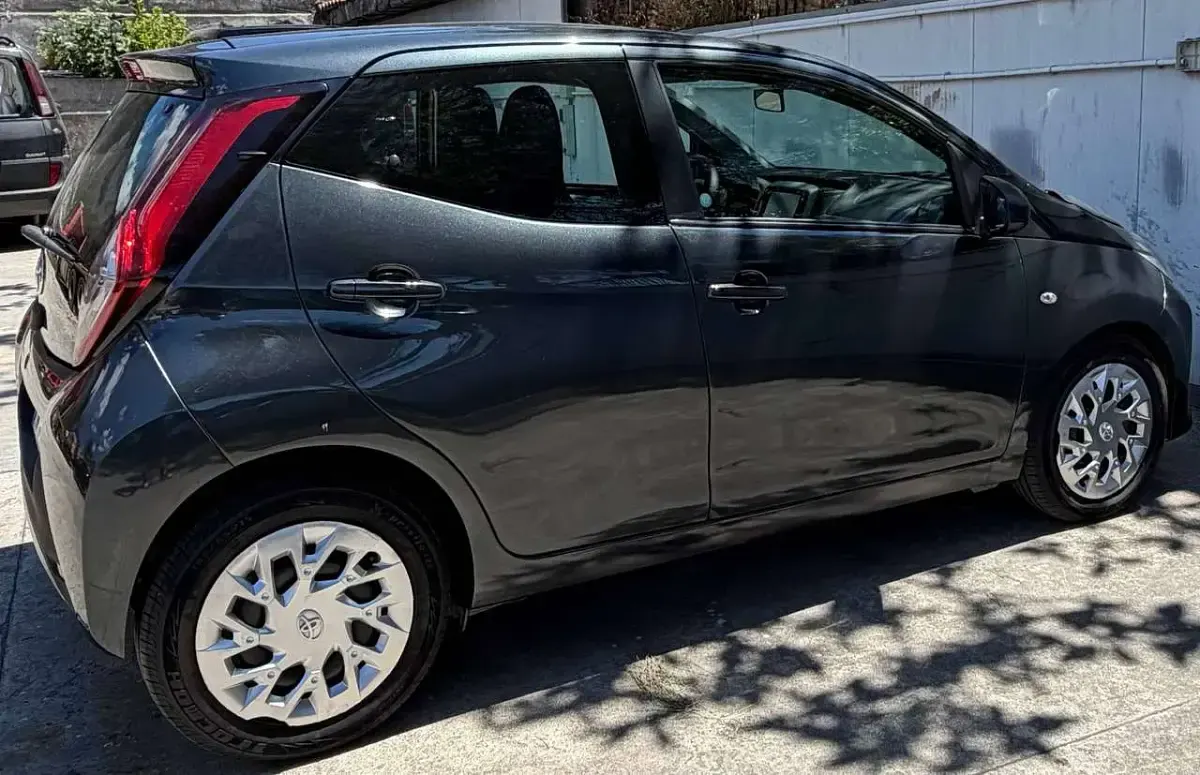 Usata Toyota Aygo Cool 72 CV (52 kW) 2019 Nero Utilitaria