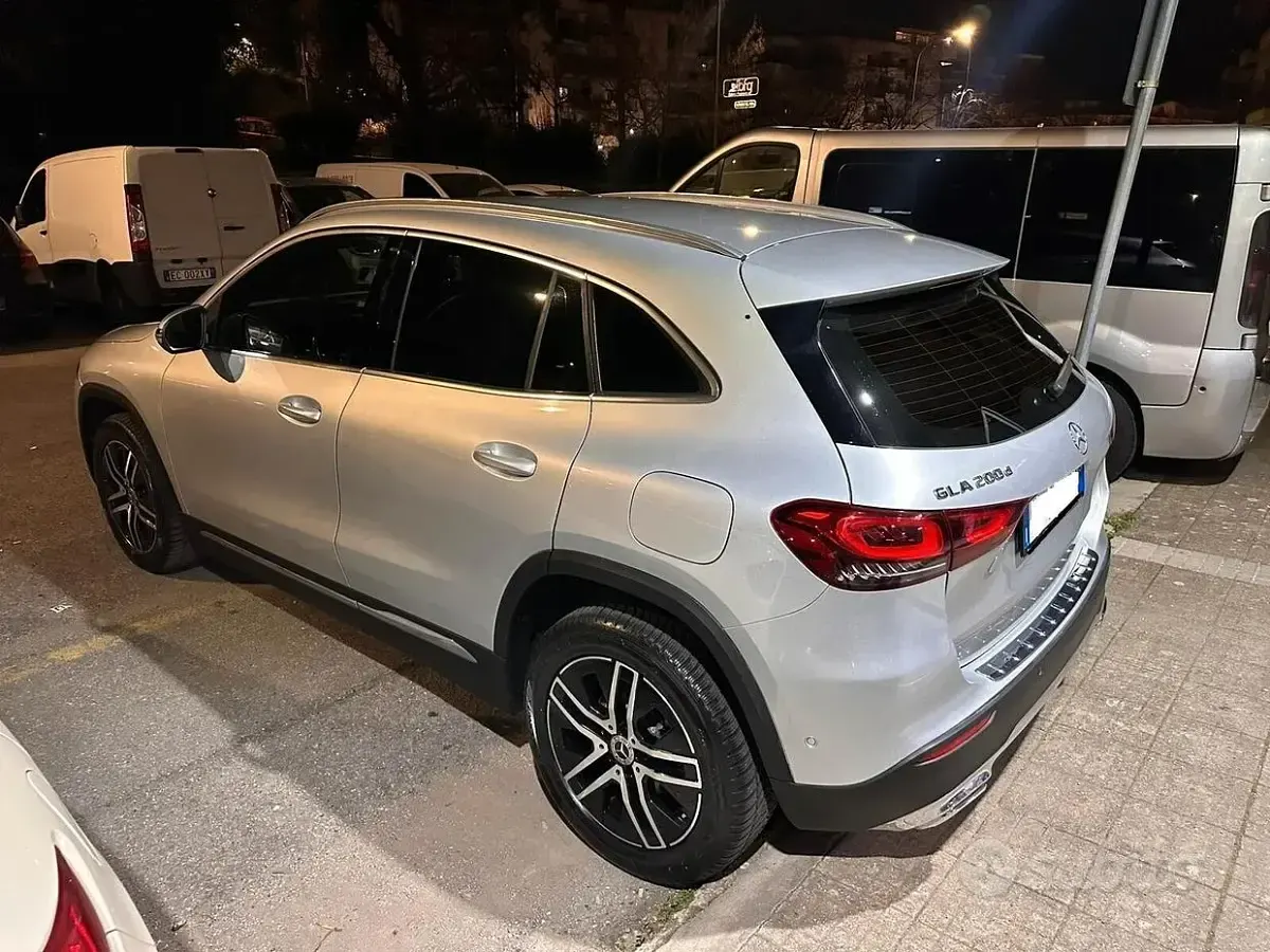 Käytetty Mercedes GLA200 150 HP (110 kW) 2022 Harmaa Katumaasturi