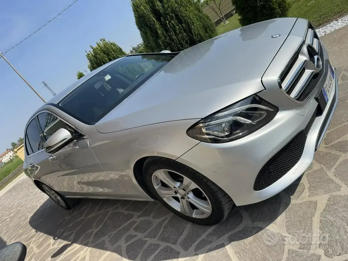 Usata Mercedes E220 194 CV (142 kW) 2016 Grigio Berlina