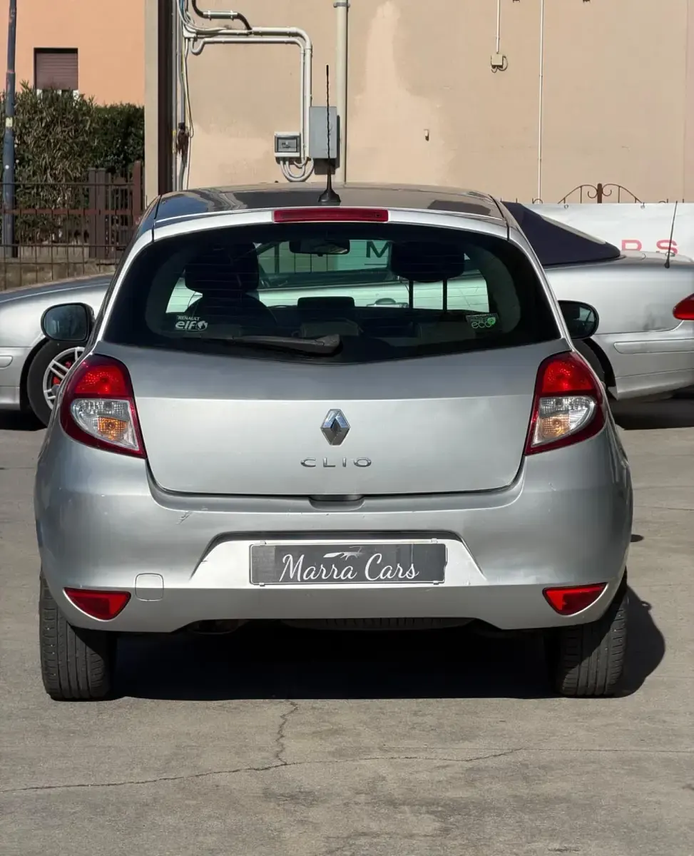 Usata Renault Clio II 75 CV (55 kW) 2011 Argento Berlina