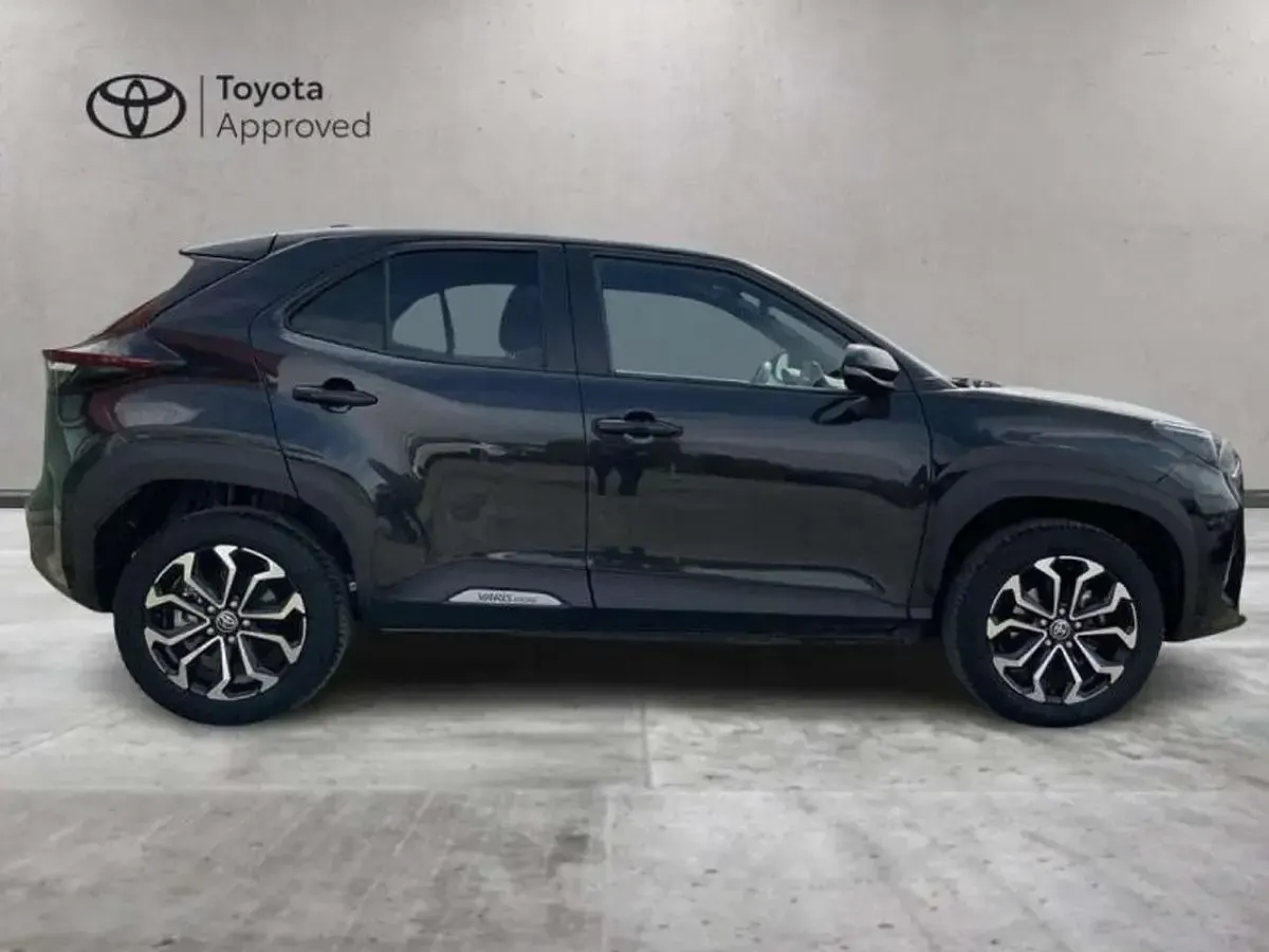 Begagnad Toyota Yaris Cross Trend 116 HK (85 kW) 2022 Svart SUV