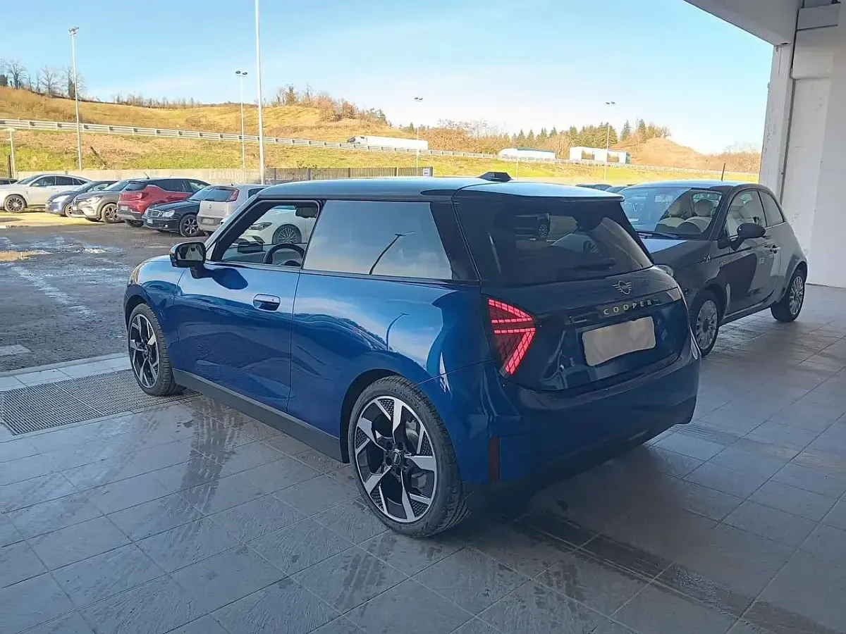 Nuova Mini Cooper Favoured 130 kW (177 CV) 2025 Blu/azzurro Utilitaria