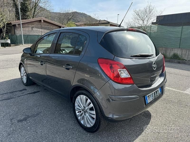 Usata Opel Corsa 86 CV (63 kW) 2011 Grigio Utilitaria