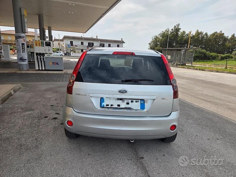 Usata Ford Fiesta 68 CV (50 kW) 2007 Grigio Utilitaria