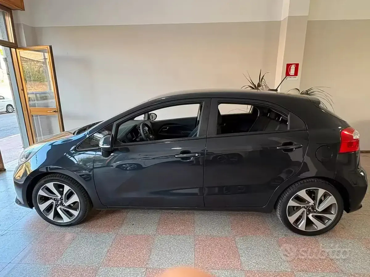 Usata Kia Rio 75 CV (55 kW) 2015 Nero Berlina