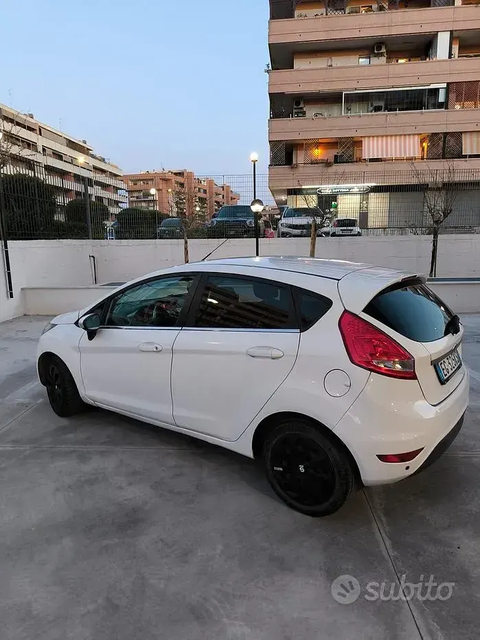 Usata Ford Fiesta 82 CV (60 kW) 2011 Bianco Berlina