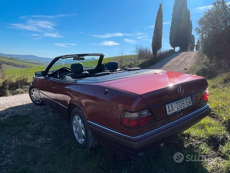 Usata Mercedes E200 122 CV (89 kW) 1993 Rosso Cabrio