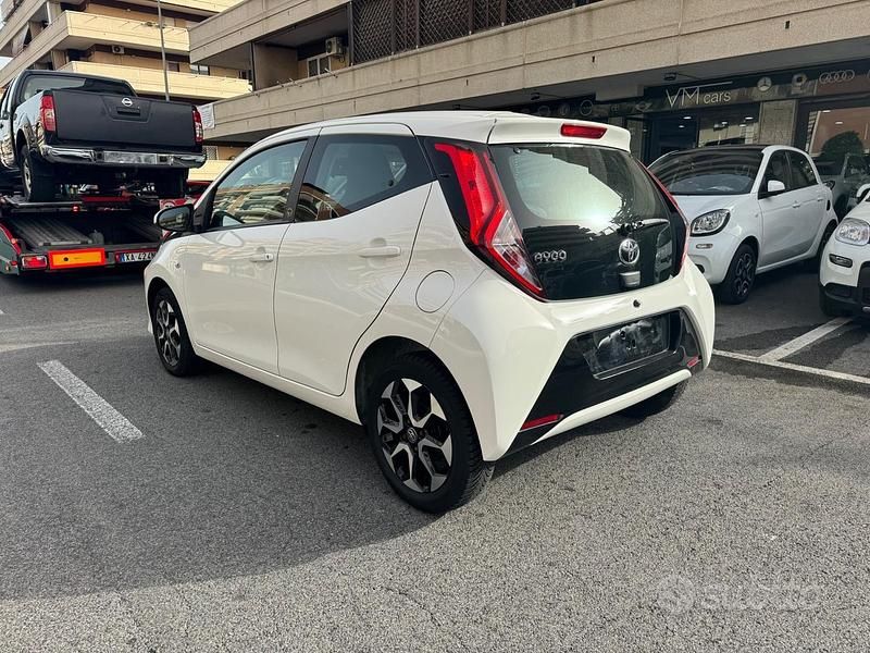 Usata Toyota Aygo Connect Style 72 CV (52 kW) 2020 Bianco Utilitaria