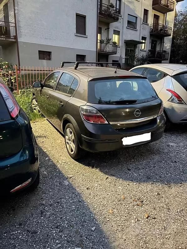 Begagnad Opel Astra Enjoy 90 HK (66 kW) 2010 Grå Sedan