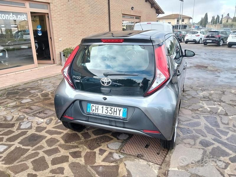 Usata Toyota Aygo Connect Style 72 CV (52 kW) 2021 Grigio Utilitaria