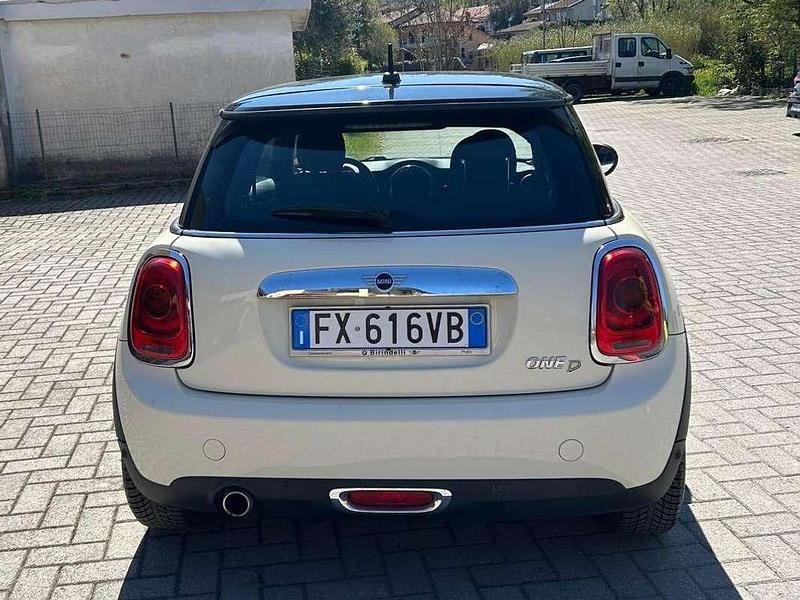 Begagnad Mini One D 95 HK (69 kW) 2019 Vit Halvkombi