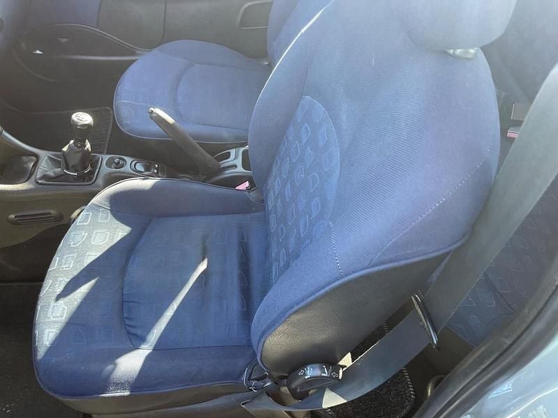 Usata Peugeot 206 74 CV (54 kW) 2003 Argento Berlina