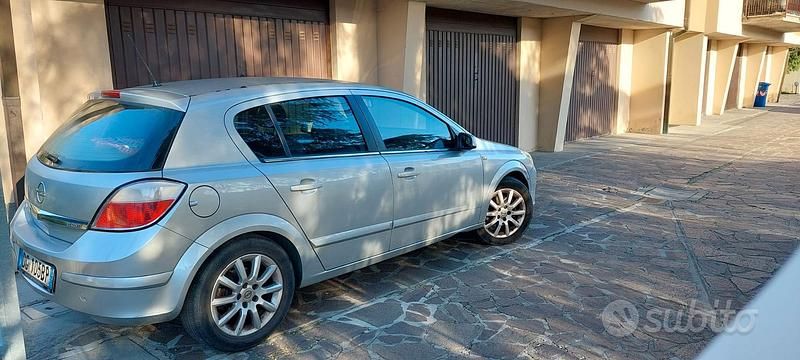 Grigio Usata 2007 Opel Astra Tre volumi | 1500 € (Buon prezzo) - Immagine 1/4