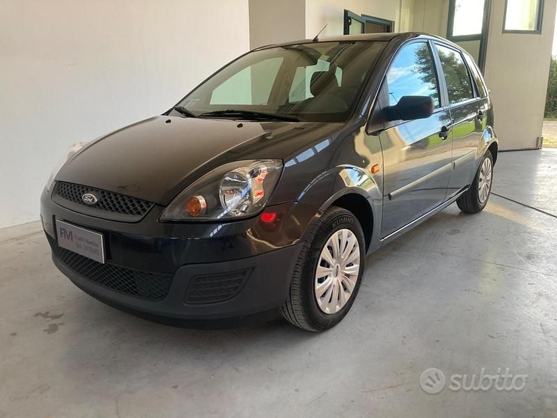 Usata Ford Fiesta Ghia 67 CV (49 kW) 2006 Grigio Berlina