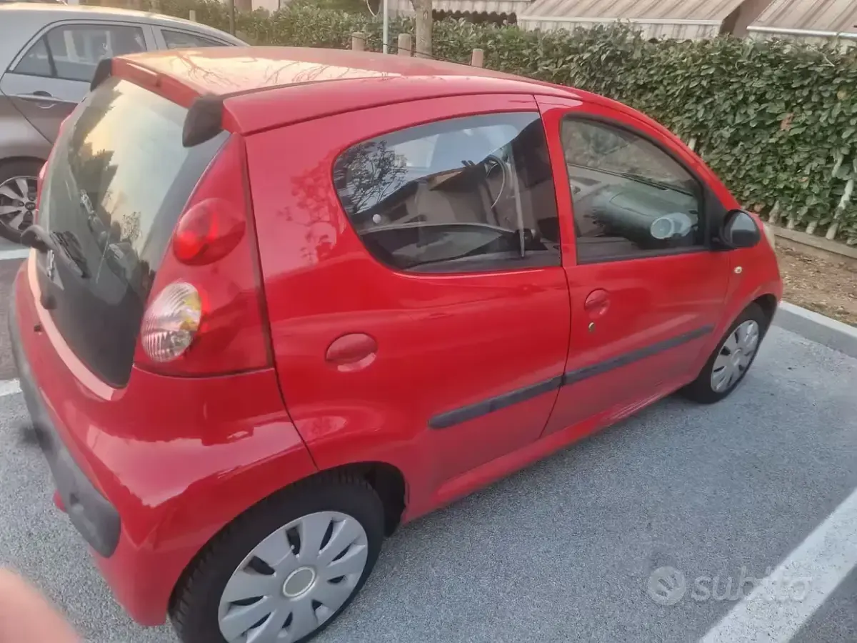 Usata Peugeot 107 68 CV (50 kW) 2006 Rosso Utilitaria