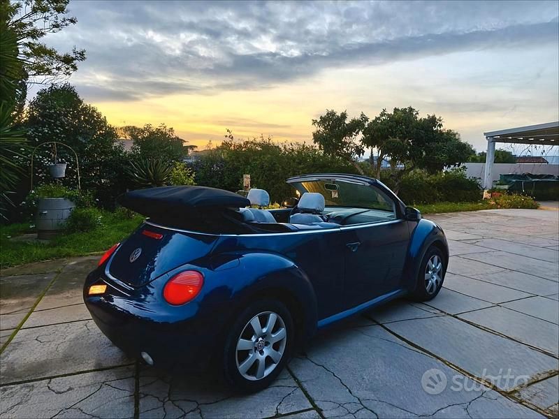 Usata VW New Beetle 105 CV (77 kW) 2005 Blu Utilitaria