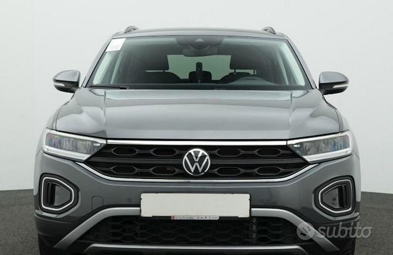 Usata VW T-Roc Life 116 CV (85 kW) 2024 Grigio scuro SUV