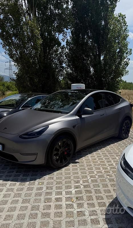 Usata Tesla Model Y 189 kW (258 CV) 2023 Grigio SUV