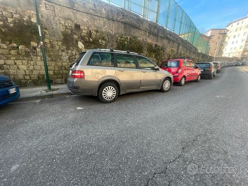 Marrone Usata 2006 Fiat Stilo Station wagon | 2500 € (Molto cara) - Immagine 1/1