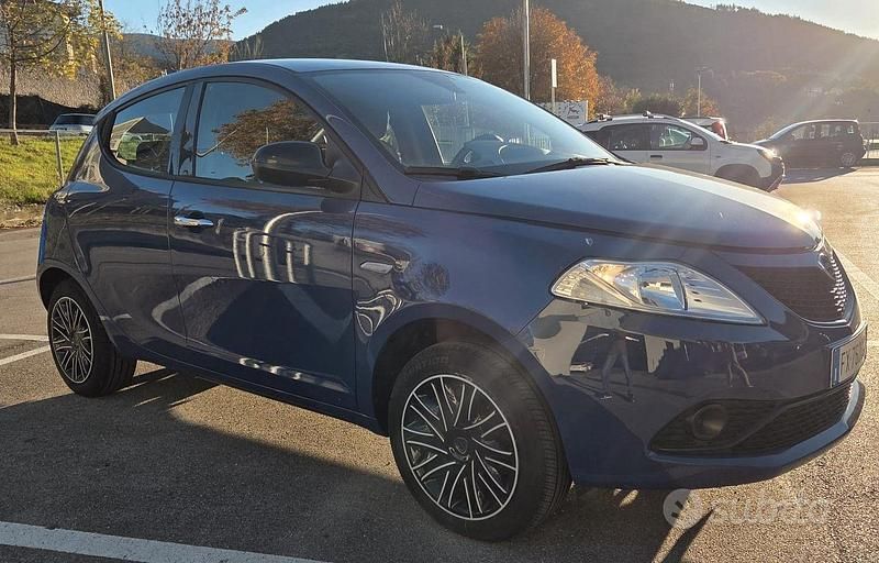 Usata Lancia Ypsilon Gold 69 CV (50 kW) 2019 Blu/azzurro Utilitaria