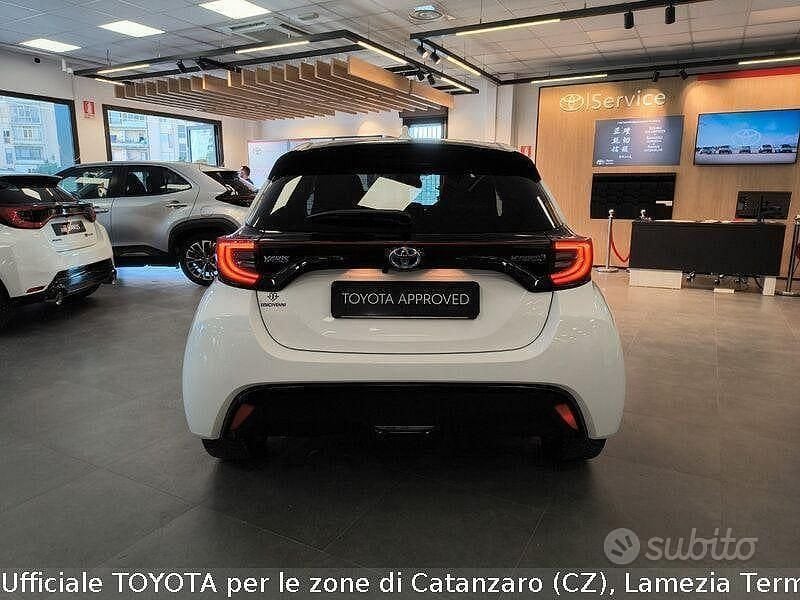 Usata Toyota Yaris Hybrid Lounge 115 CV (84 kW) 2021 Bianco Berlina