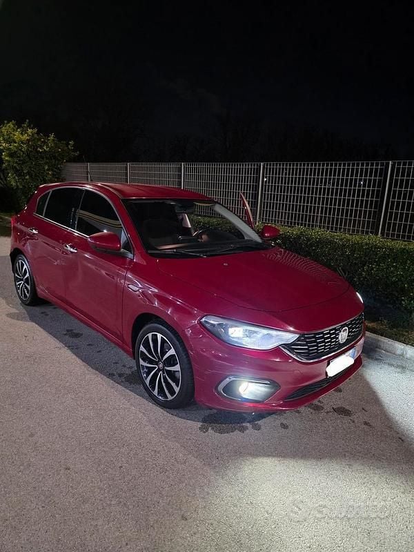 Käytetty Fiat Tipo Lounge 95 HP (69 kW) 2017 Punainen Sedan