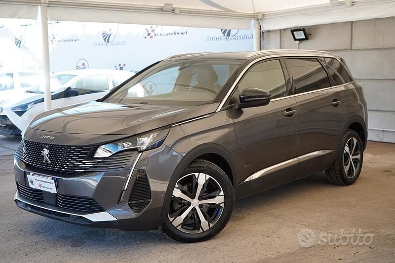 Usado Peugeot 5008 GT 130 CV (95 kW) 2021 Gris Berlina