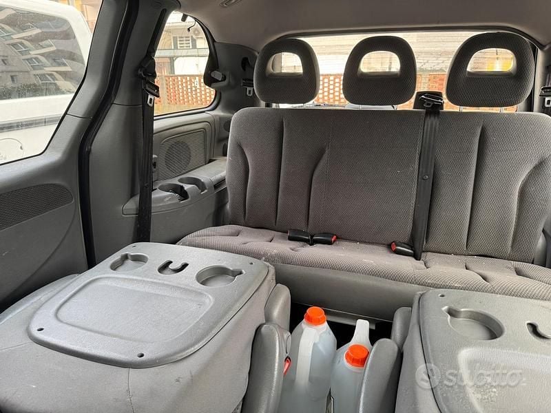 Usata Chrysler Voyager 150 CV (110 kW) 2005 Grigio Monovolume
