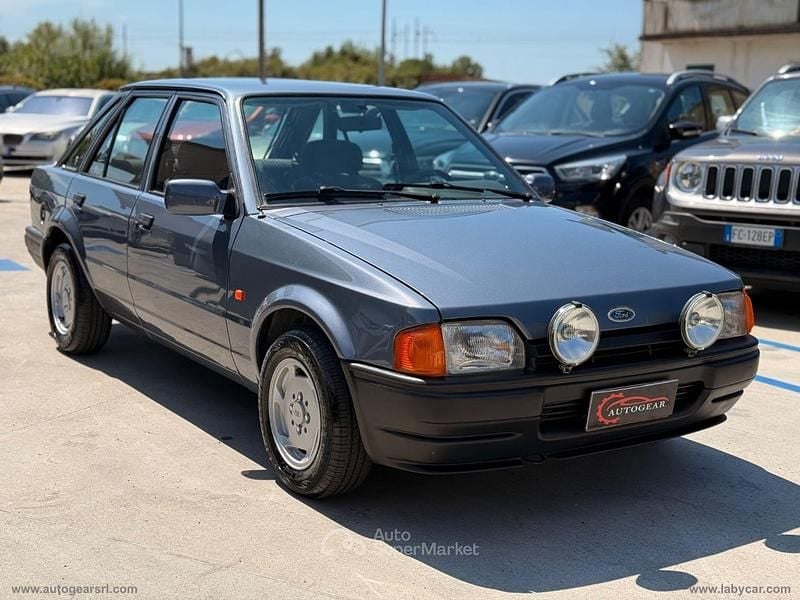 Usata Ford Escort 61 CV (44 kW) 1988 Gray Berlina