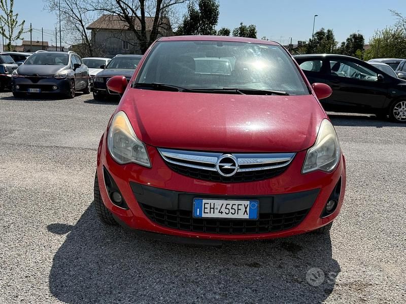 Usata Opel Corsa Club 85 CV (62 kW) 2011 Rosso Utilitaria
