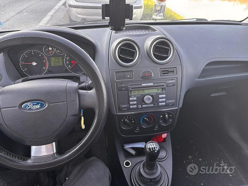 Usata Ford Fiesta 68 CV (50 kW) 2006 Blu Berlina