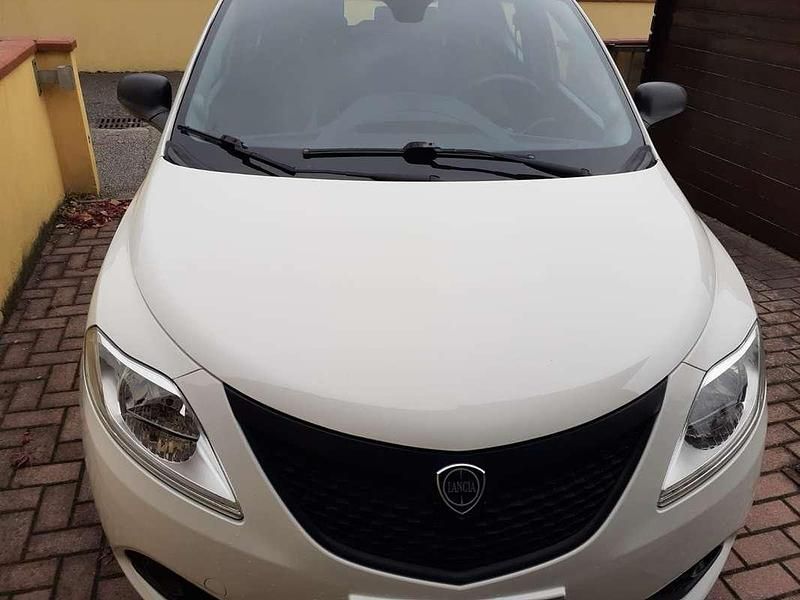 Bianco Usata 2018 Lancia Ypsilon Due volumi | 8000 € (Buon prezzo) - Immagine 1/3