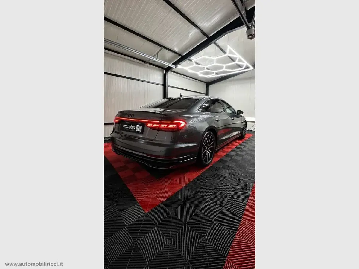 Usata Audi A8L 462 CV (339 kW) 2023 Grigio Berlina