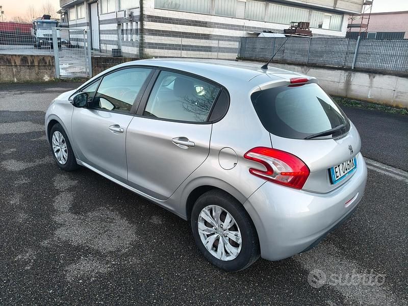 Usata Peugeot 208 82 CV (60 kW) 2014 Grigio Utilitaria