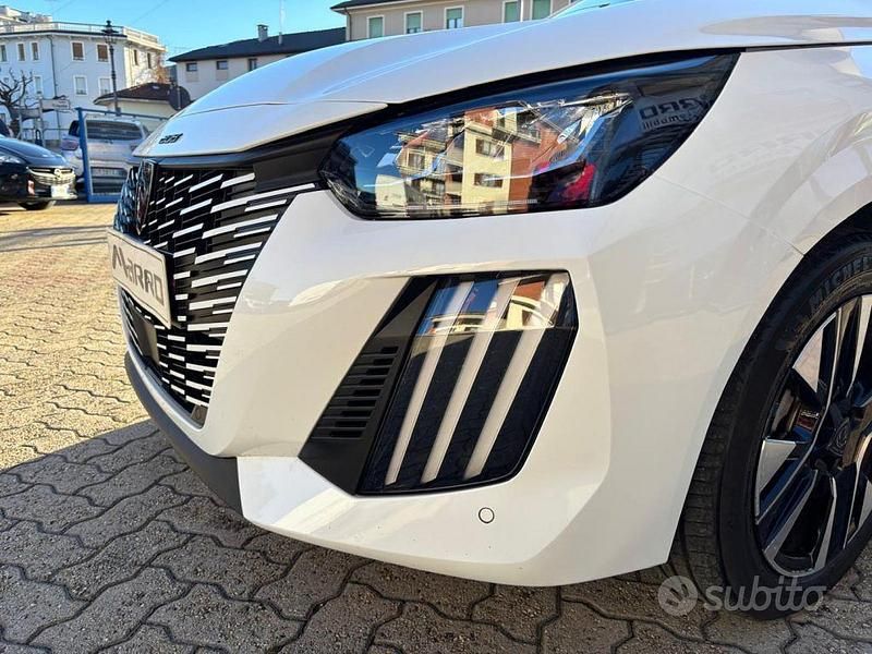 Usata Peugeot 208 Allure 101 CV (74 kW) 2024 Bianco Utilitaria
