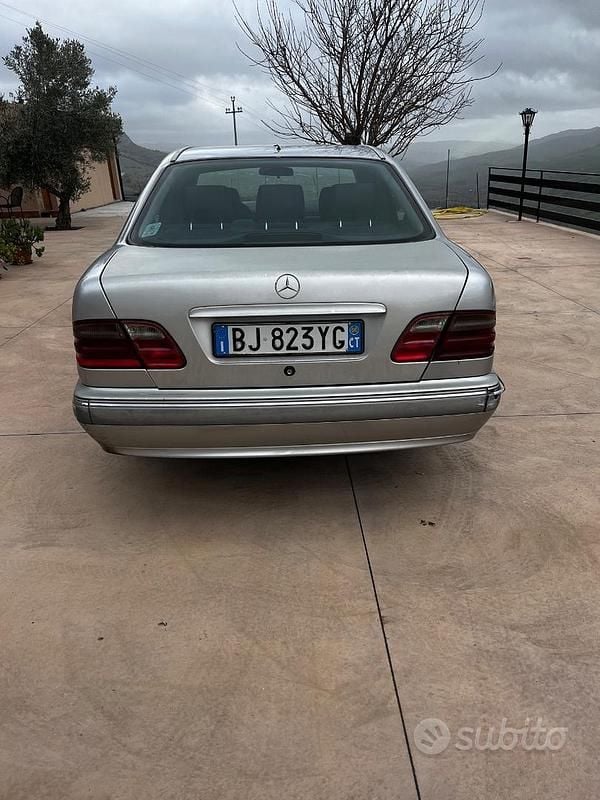 Usata 2000 Mercedes E270 Elegance | 2500 € - Immagine 1/4