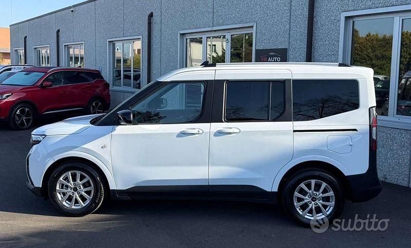 Usata Ford Tourneo Courier Titanium 124 CV (91 kW) 2025 Bianco Monovolume
