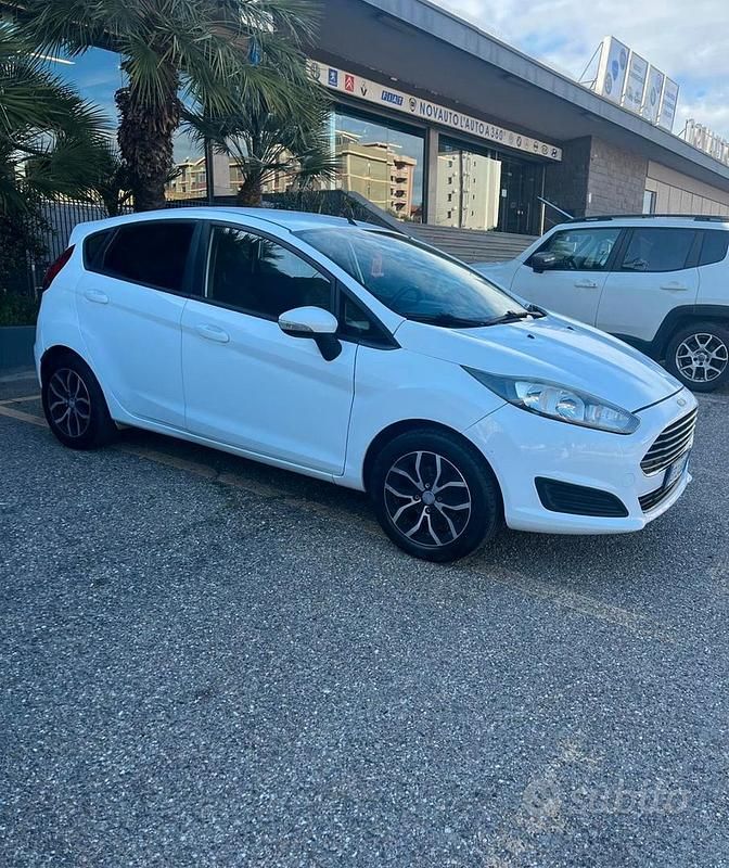 Usata Ford Fiesta 75 CV (55 kW) 2013 Bianco Utilitaria