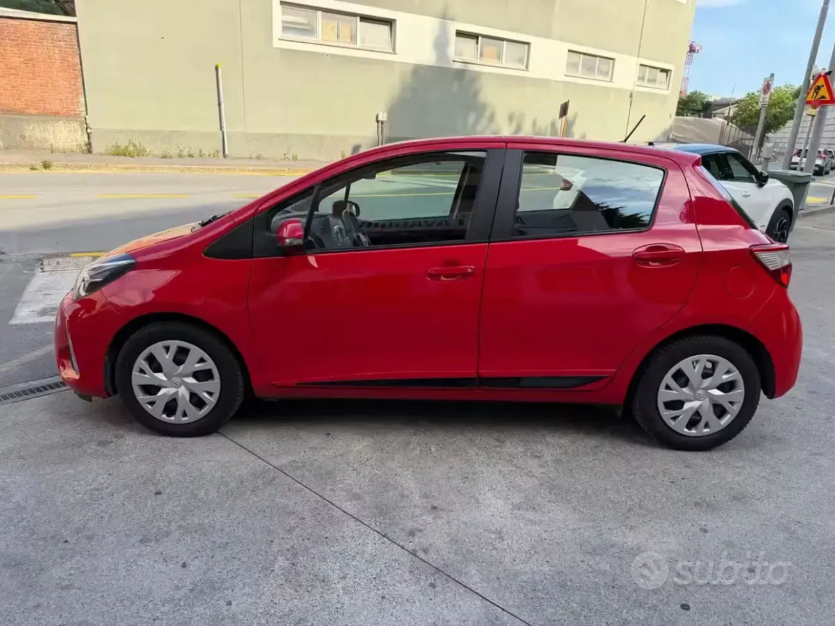 Gebraucht Toyota Yaris 90 PS (66 kW) 2017 Rot Limousine