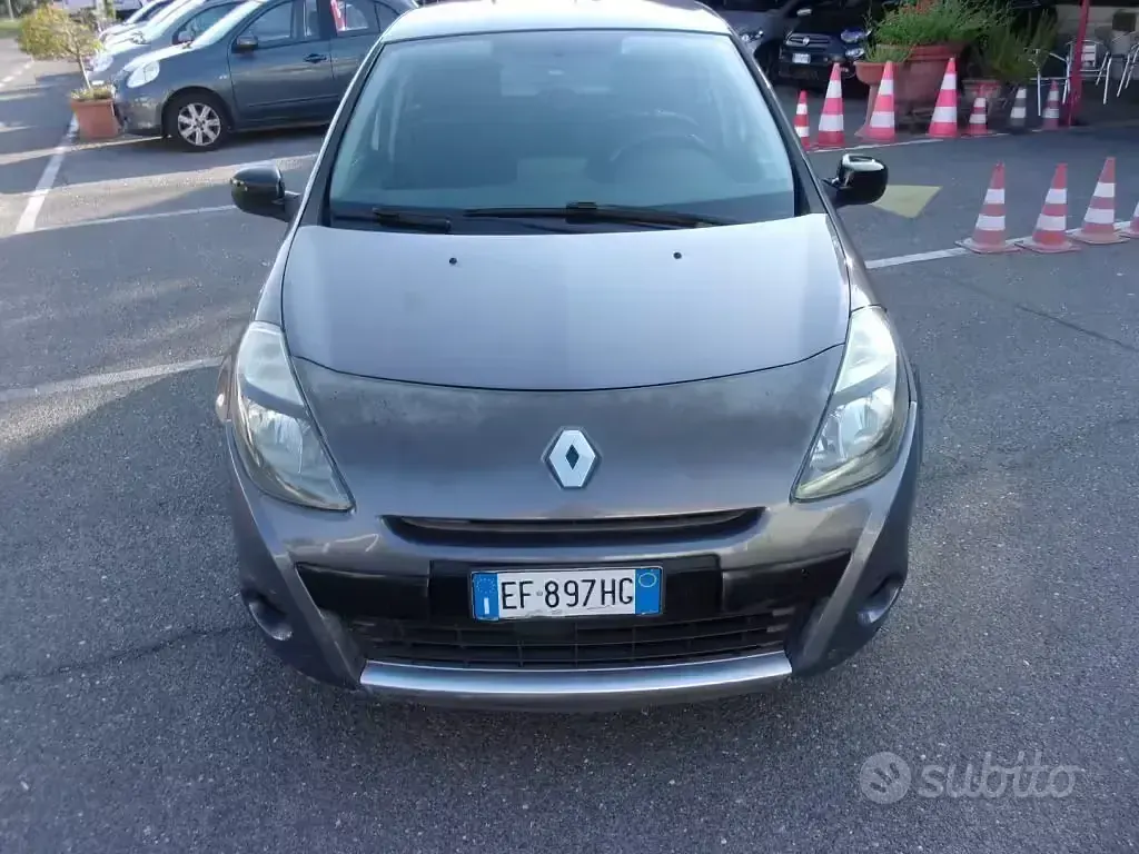 Usata Renault Clio II Dynamique 75 CV (55 kW) 2010 Grigio Berlina
