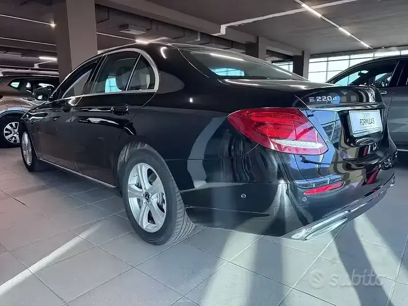 Usata Mercedes E220 194 CV (142 kW) 2017 Nero Berlina