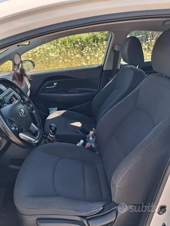 Usata Kia Rio 75 CV (55 kW) 2015 Bianco Berlina