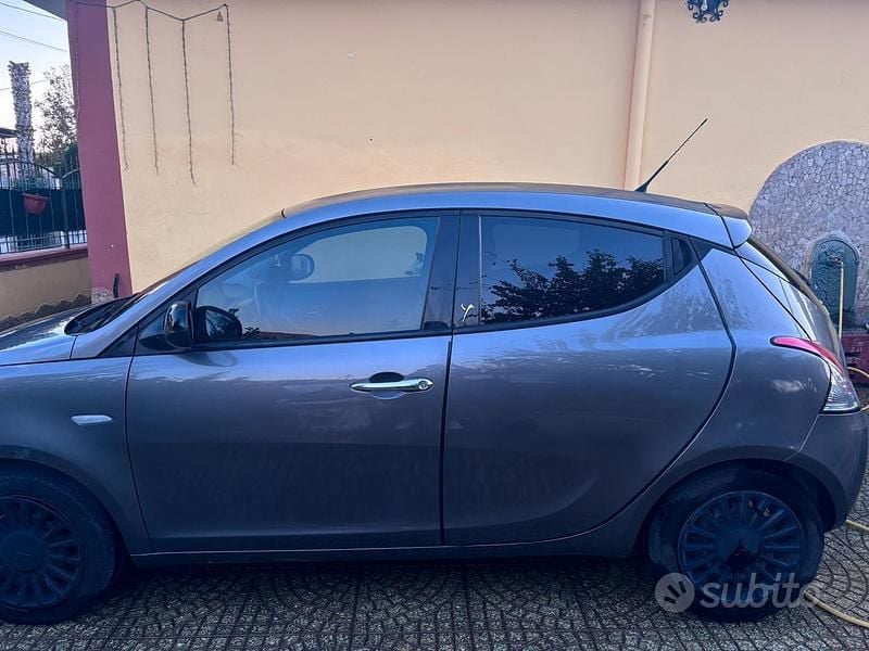Usata Lancia Ypsilon 69 CV (50 kW) 2017 Grigio Utilitaria